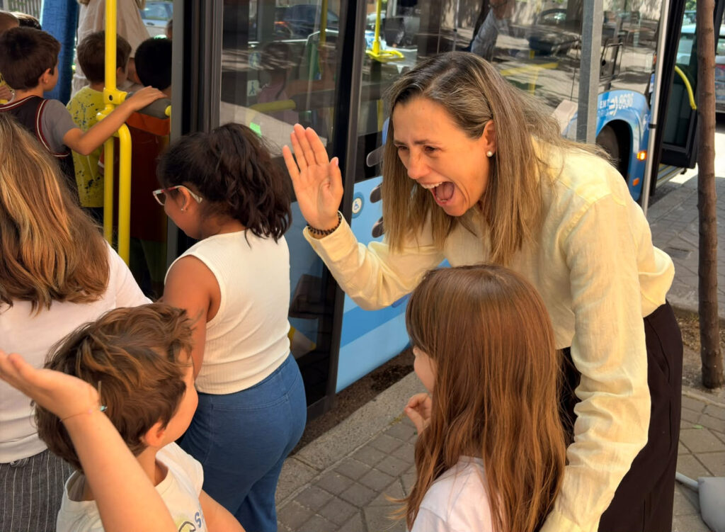 la concejala yolanda estrada con los alumnos participantes en educabús