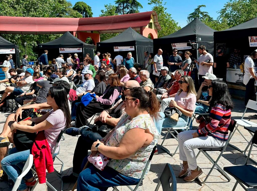 Personas en un auditorio sentadas en sillas