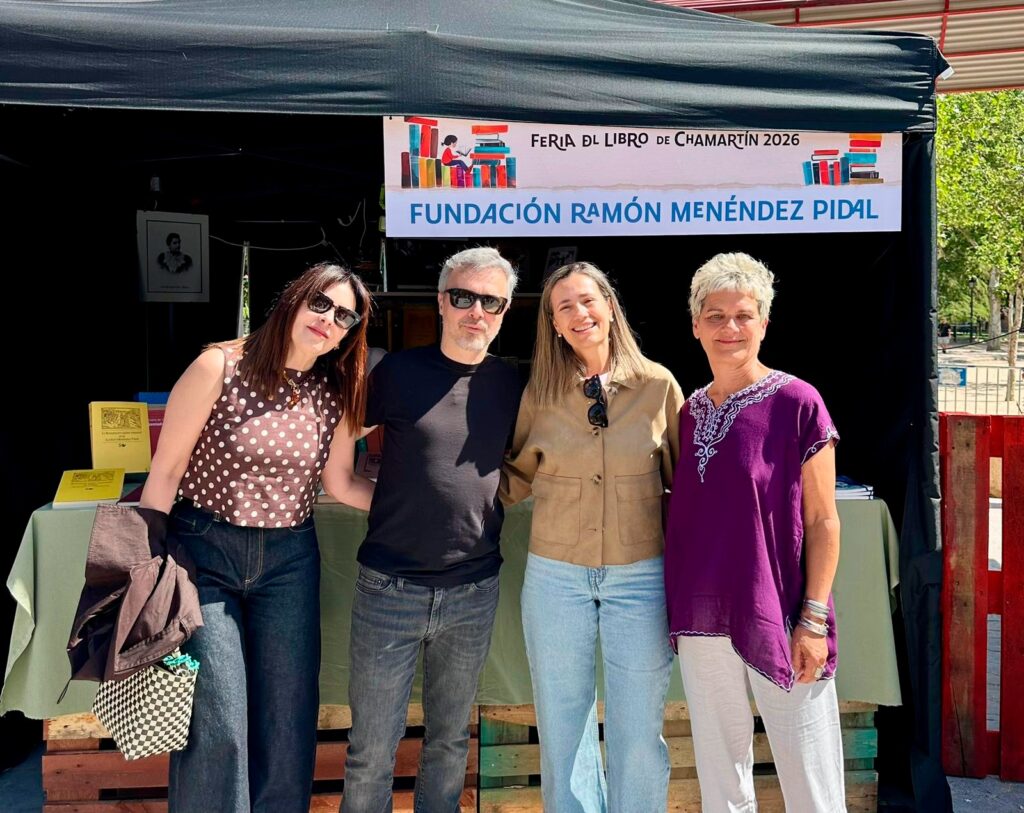 La concejala con escritores frente a una caseta