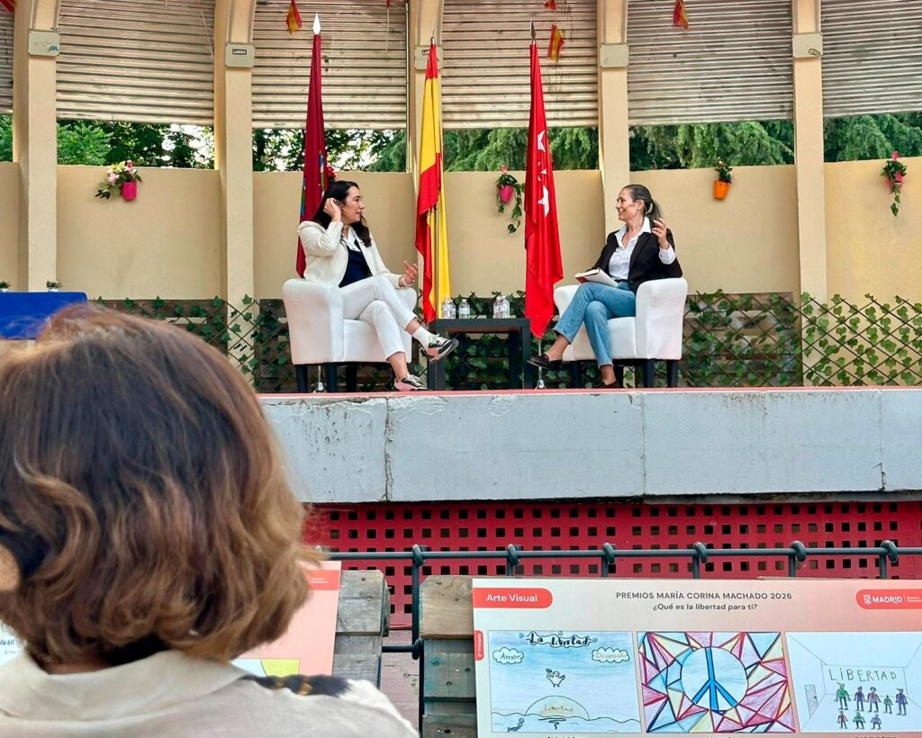 La concejala de Chamartín, Yolanda Estrada, junto a la doctora Alexandra Henriquez, sobre un auditorio