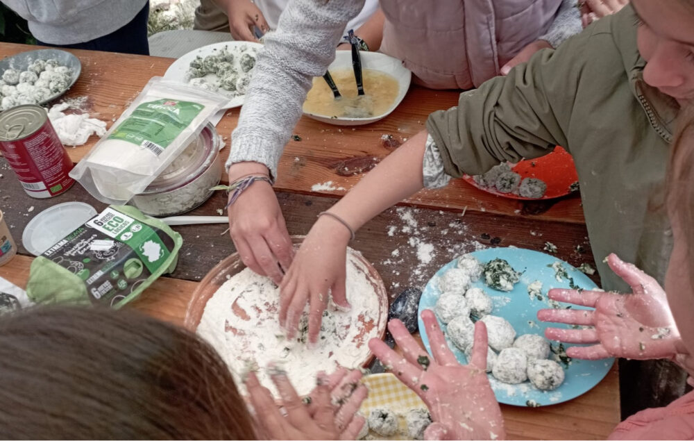 Niños cocinando con harina