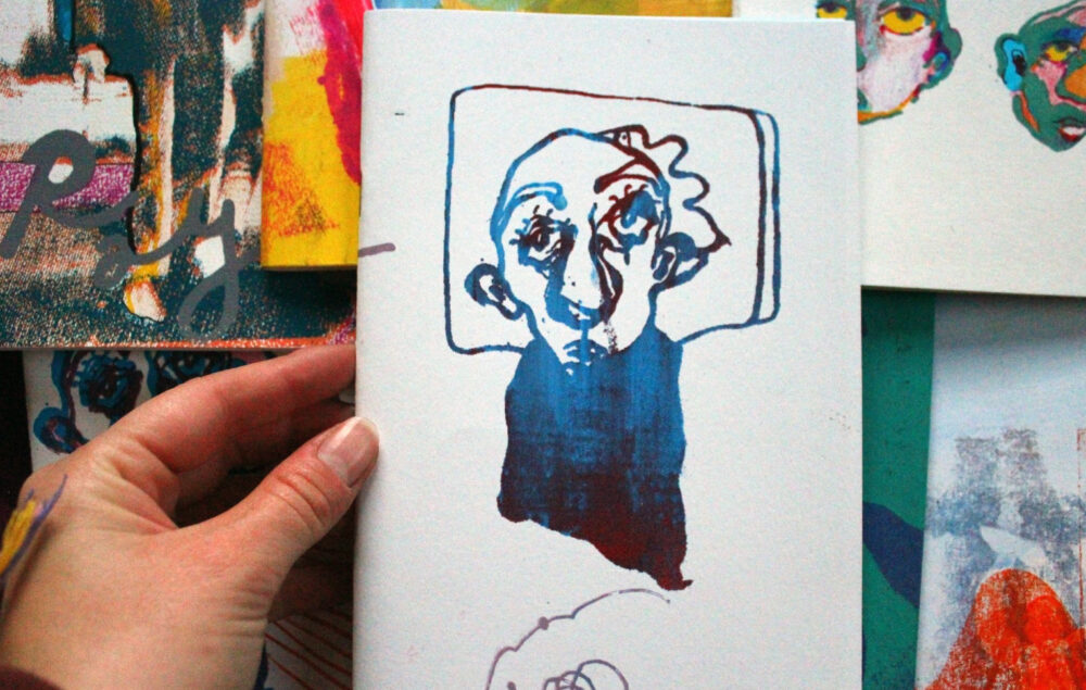 Una mano sujetando una ilustración