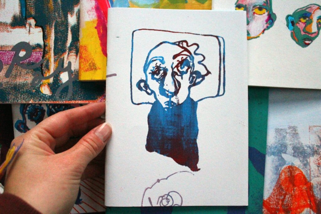 Una mano sujetando una ilustración 