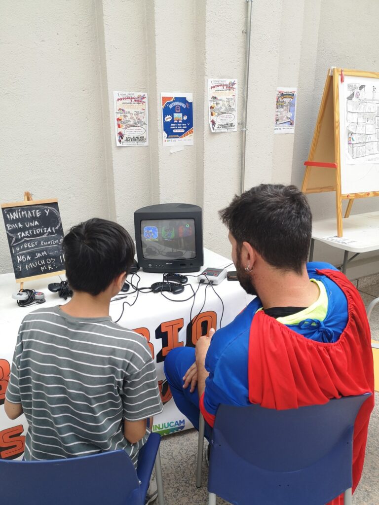 Dos chicos juegan a videojuegos retro
