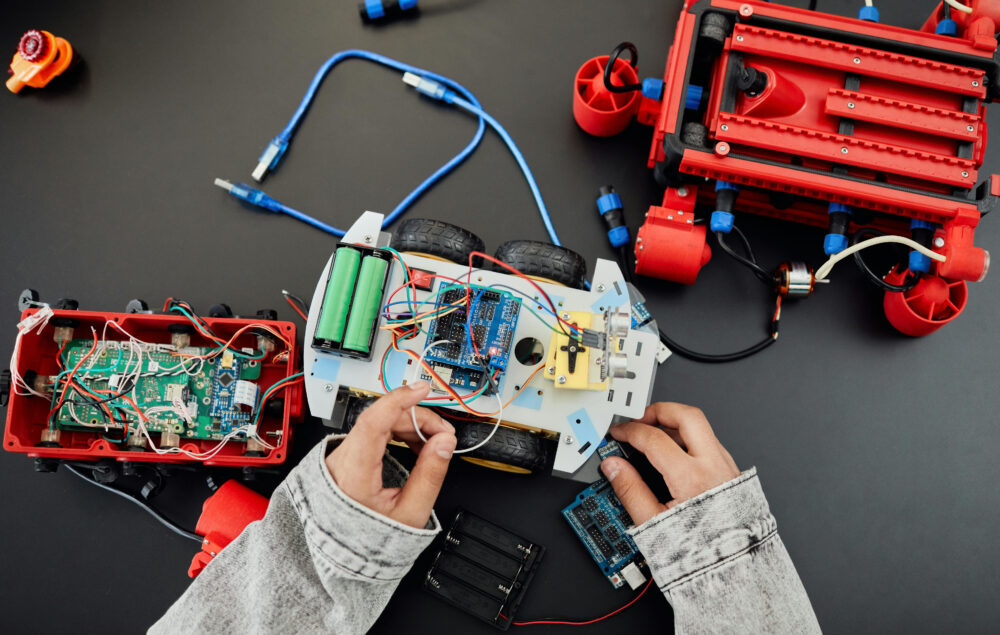 Un niño fabricando un robot