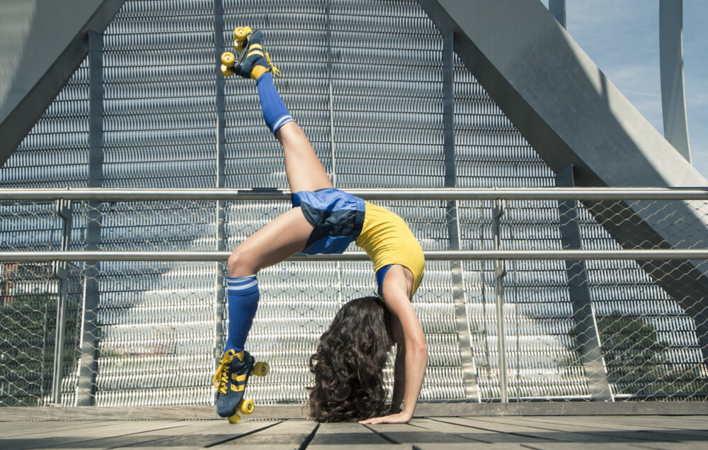 Una mujer patinando haciendo acrobacias