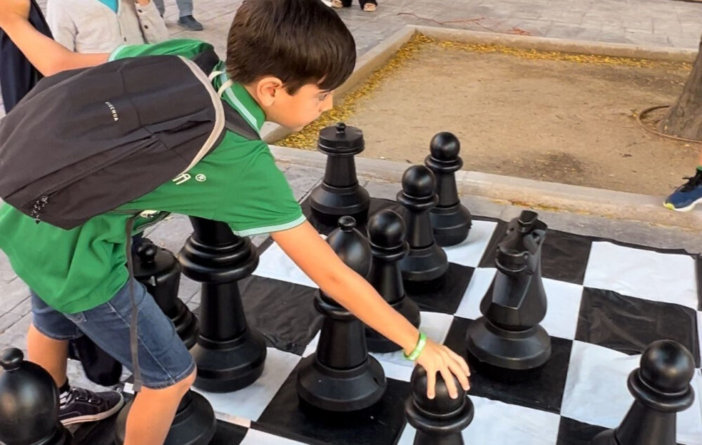 Un niño juega en un ajedrez gigante