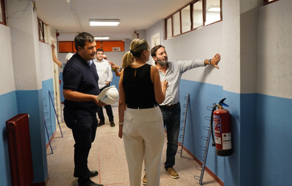 Imagen de la visita de la concejala Yolanda Estrada a las obras del colegio realizadas en 2025