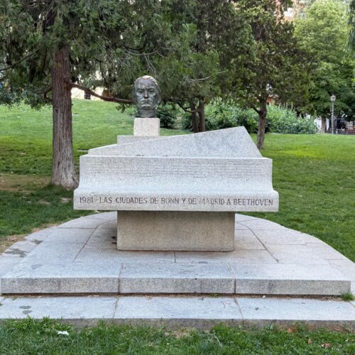 Monumento dedicado a Beethoven en la que aparece su busto sobre un piano