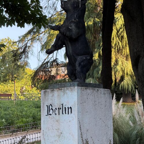 Escultura del oso en el parque de Berlín