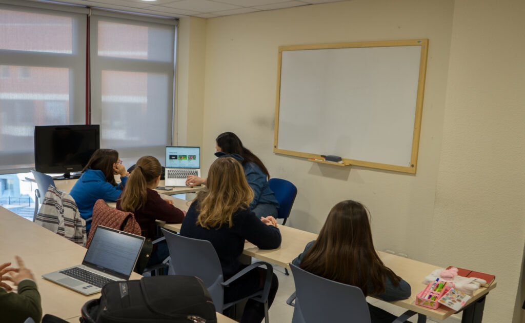 Un grupo de niñas en un aula donde están desarrollando sus proyectos de emprendimiento