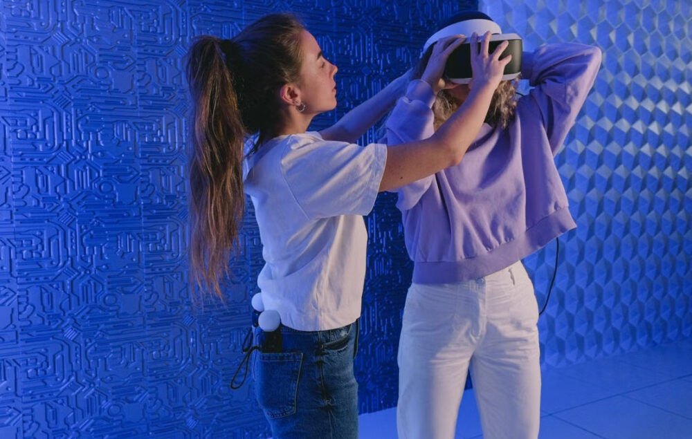niñas jugando con gafas de realidad virtual