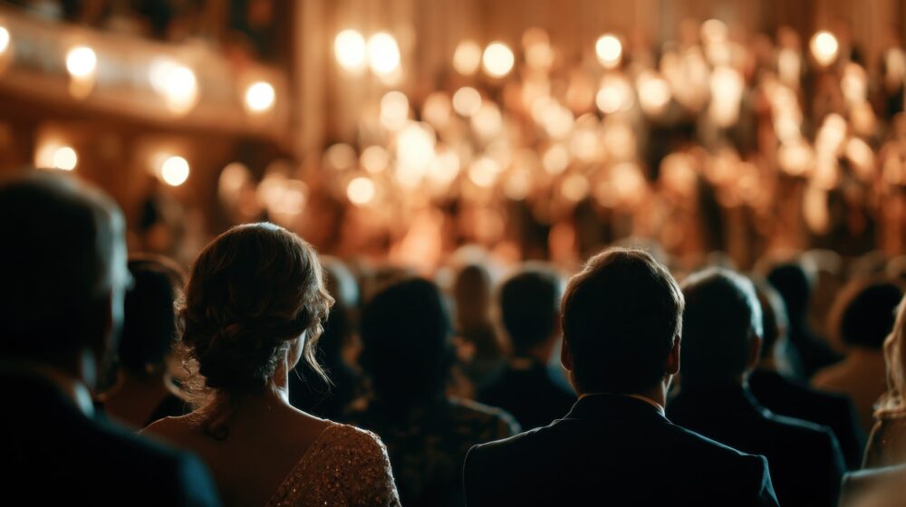 Público asistiendo a un concierto en un auditorio con iluminación cálida, una de las propuestas destacadas de la agenda cultural de Chamberí con actividades de música, teatro y cultura en Madrid.