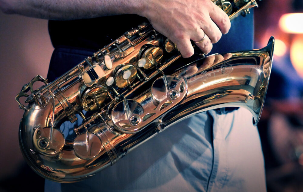 Saxofón en primer plano durante un concierto de jazz en directo, propuesta cultural para planes y qué hacer este fin de semana en Chamberí, Madrid.
