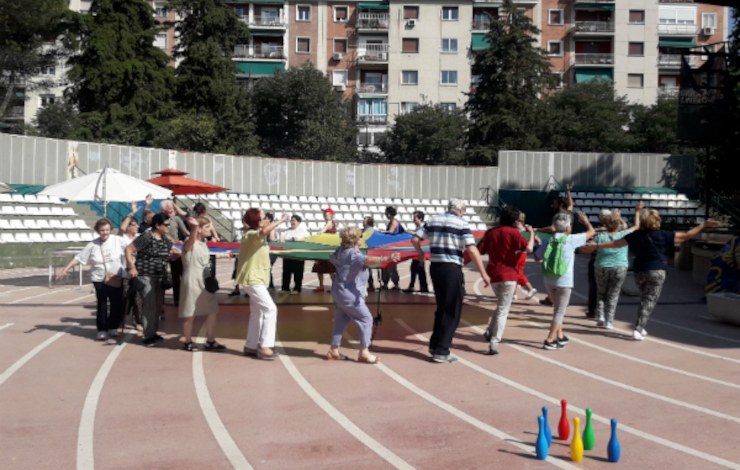 mayores jugando a un juego sobre una pista deportiva, imagen archivo de la Semana de los Mayores de Ciudad Lineal 2019
