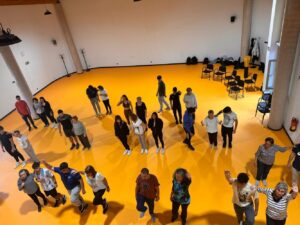 personas mayores de pie en un centro deportivo, imagen de archivo 2024