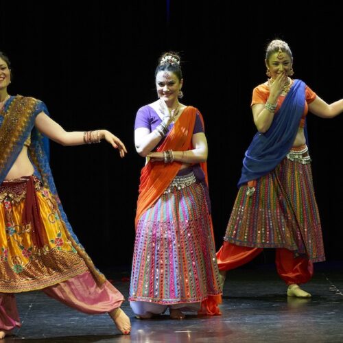tres mujeres bailando danza oriental