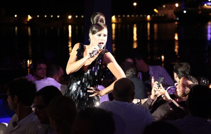 mujer cantando sobre el escenario, una de las cantantes de la agenda cultural de Ciudad Lineal