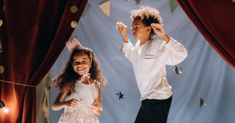 Dos niños moviéndose sobre un escenario, imagen archivo del taller de teatro infantil Dramaturbo