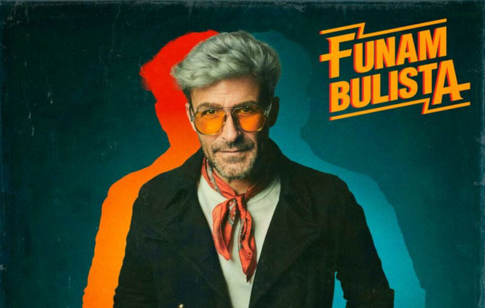 Un hombre joven mirando a la cámara