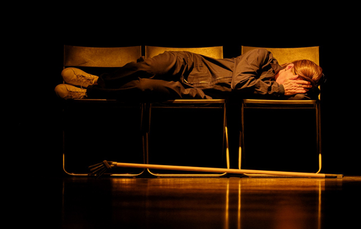 una mujer tumbada en unas sillas, una de las actrices de la agenda cultural del 31 de octubre y 2 de noviembre