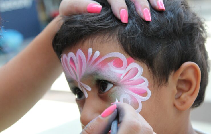 cara de un niño en un pintacaras, uno de las actividades del Día de la Infancia