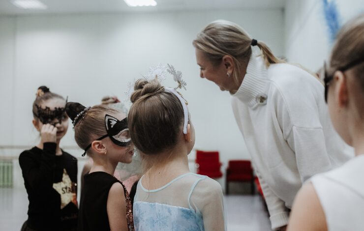 cuatro niñas disfrazadas hablando con una mujer adulta, imagen de archivo del dramaturbo