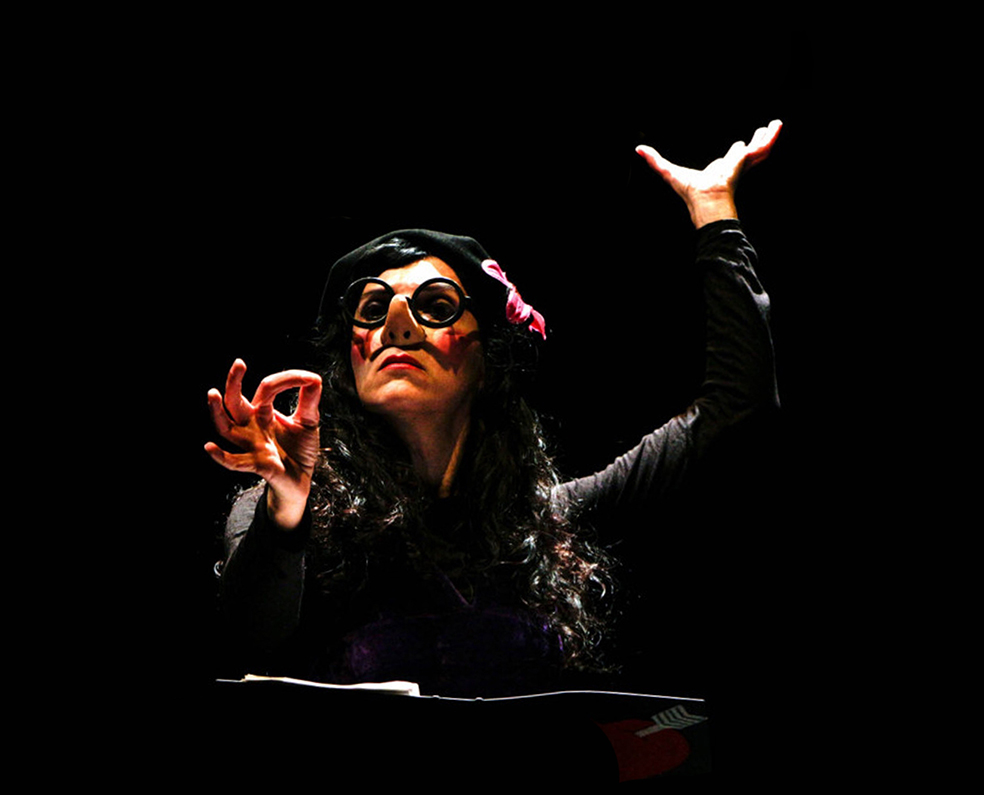 Una mujer payasa con fondo negro