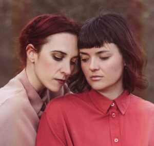 Mrs. Robinson, dúo formado por María Blanco (Mäbu) e Iciar Ybarra, presenta un homenaje a la canción lenta del guateque 
