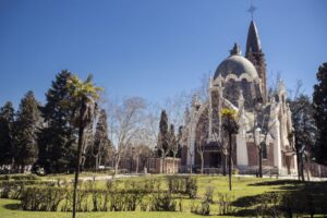 La actividad 'Conoce Ciudad Lineal', consiste en un paseo de baja intensidad por el parque de la Almudena y El Paraíso, dirigida a la población mayor.