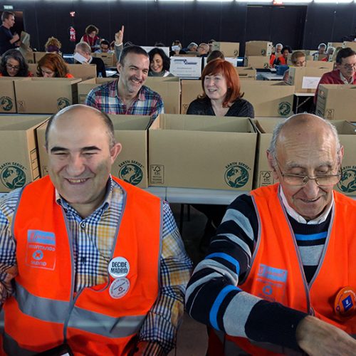 En primer plano, los Voluntarios por Madrid Francisco Javier y José.