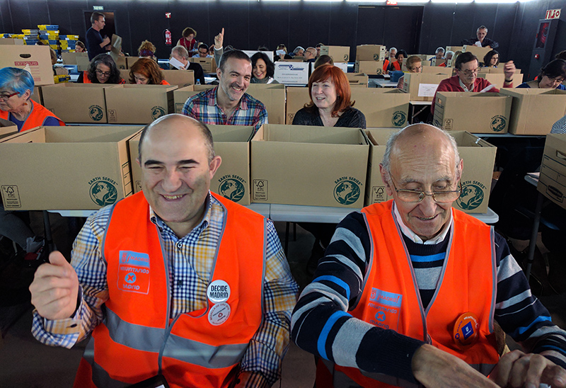 En primer plano, los Voluntarios por Madrid Francisco Javier y José.