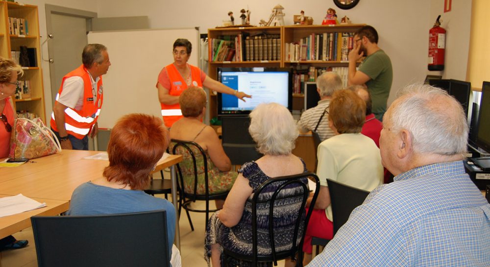 Voluntarios por Madrid enseñando la web de Decide Madrid.