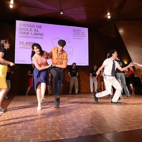 Actuación de la asociación de Mad for Swing durante el acto de proyectos ganadores de presupuestos participativos de Madrid 2017