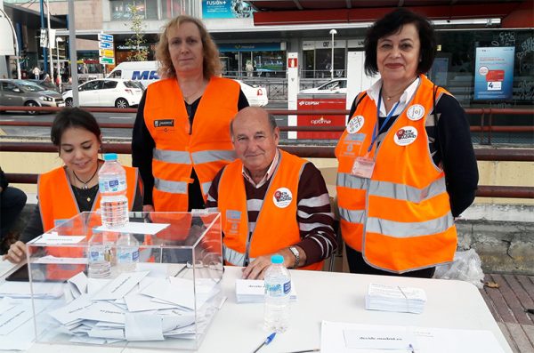 Miembros de Voluntarios por Madrid en la urna de Plaza de los Misterios, en Ciudad Lineal
