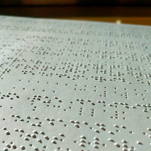 Tríptico informativo de presupuestos participativos en lenguaje braille.