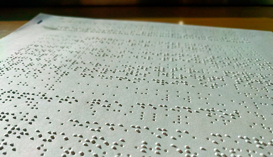 Tríptico informativo de presupuestos participativos en lenguaje braille.
