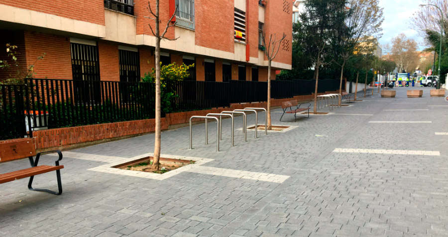 Bancos y aparcabicis en la zona peatonal de la calle Luis Larrainza