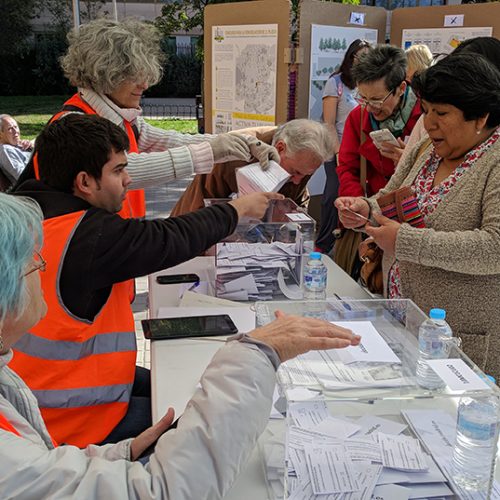 Votación presencial de Decide Madrid en Puente de Vallecas con Voluntarios por Madrid