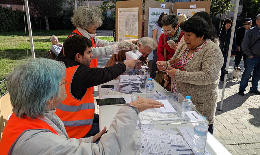 Votación presencial de Decide Madrid en Puente de Vallecas con Voluntarios por Madrid