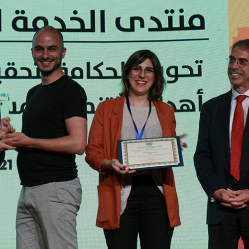 Miguel Arana y Vicky Anderica recogiendo el premio de Servicio Público de la ONU 2018.