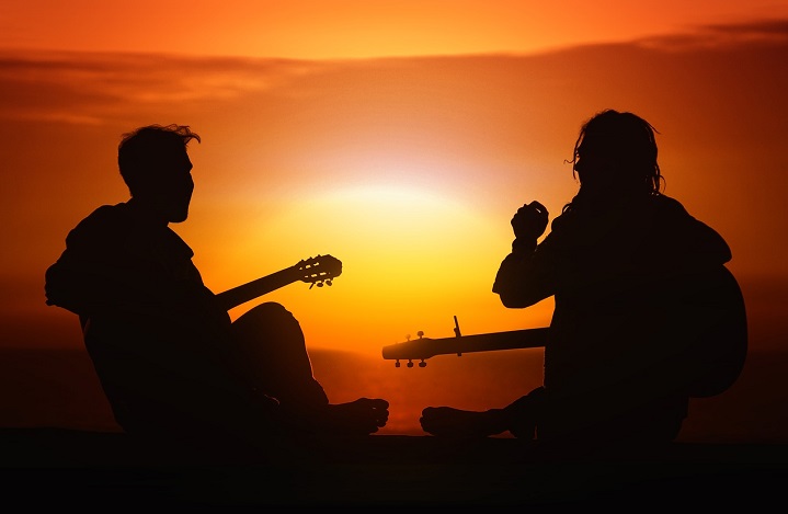 hombres tocando guitarra