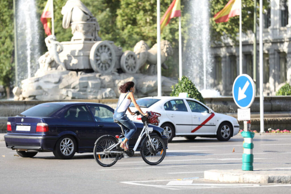 Bicis y coches por las calles de Madrid