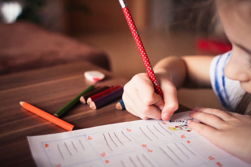 Niño haciendo dibujos