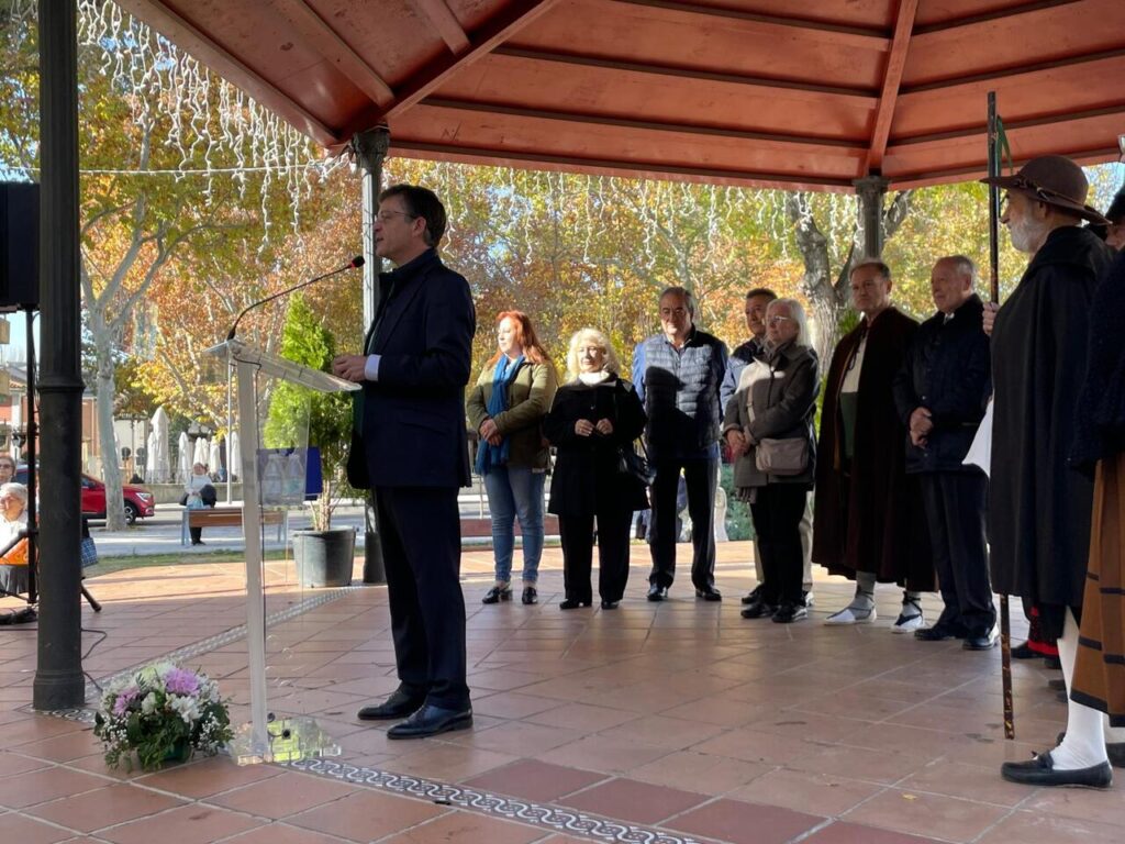 El concejal de Fuencarral-El Pardo, José Antonio Martínez Páramo, saludando a los vecinos del distrito en la Romería de San Eugenio 2024