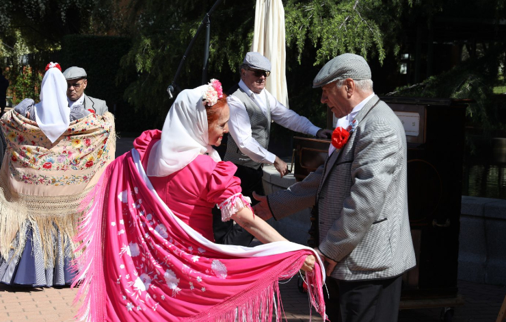 Chulapas y chulapos bailando en la calle