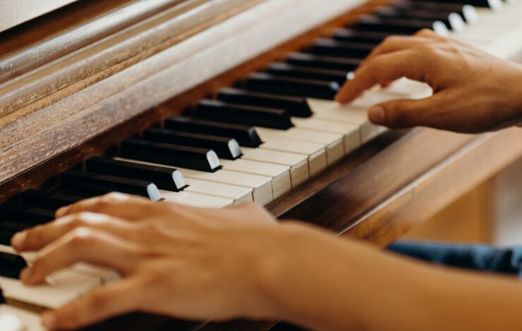 una manos tocando el piano, uno de los planes del 6 al 8 de junio