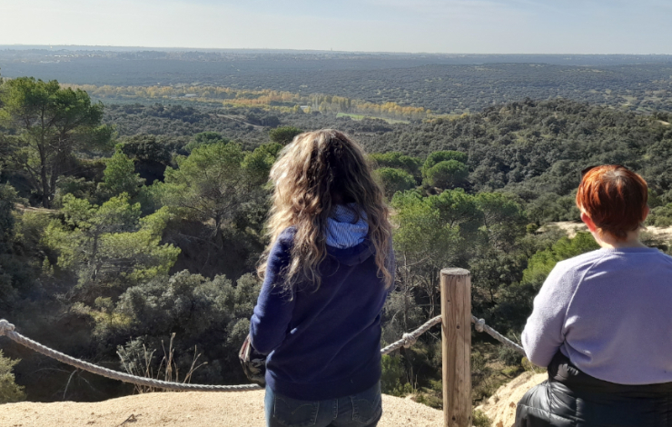 Una chica y una mujer de espaldas viendo el paisaje desde los Miradores de Valpalomero