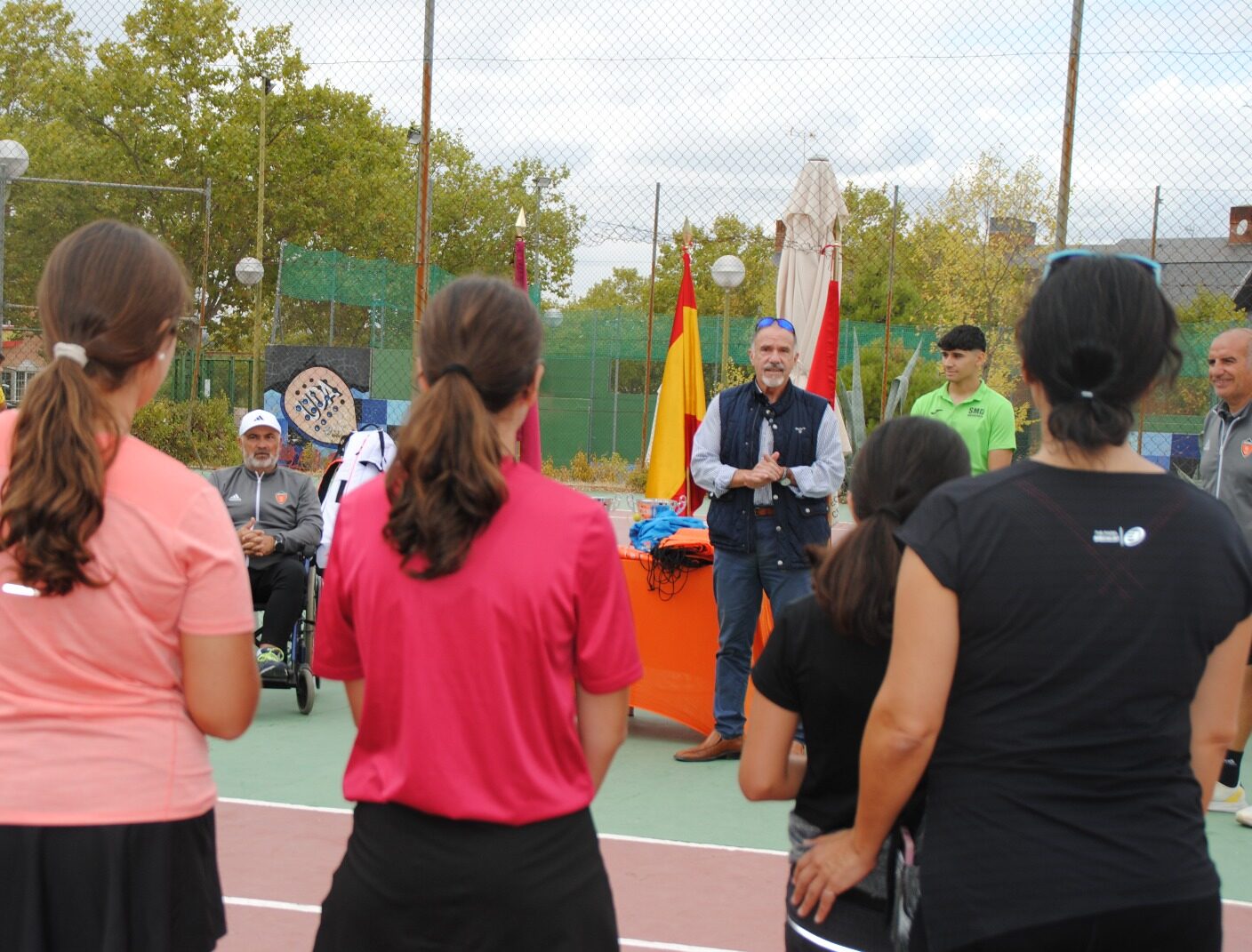 Entrega de trofeos de los deportes de raqueta de las fiestas del Pilar 2025 donde aparecen de espaldas varias jugadoras frente a los entregadores