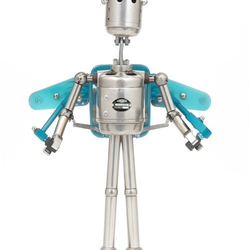 Foto de la exposición de Juan Andrés Guardia 'Robots retrofuturistas' donde aparece una de las obras del autor